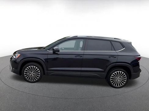 Used 2025 Volkswagen Taos SE image 9