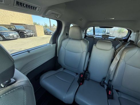 Used 2024 Toyota Sienna XLE FWD image 35