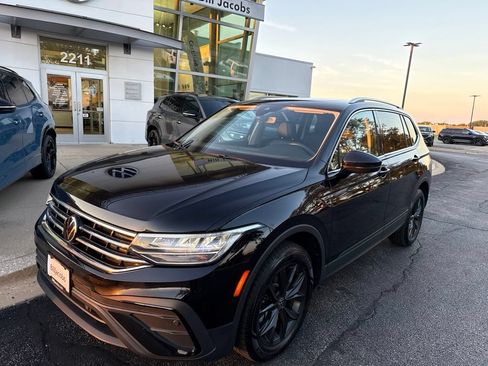 Used 2024 Volkswagen Tiguan SE w/ Panoramic Sunroof Package AWD/4WD image 2