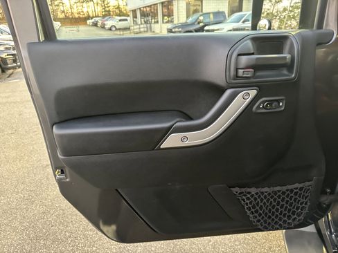 Used 2018 Jeep Wrangler Unlimited Sahara w/ Connectivity Group image 12