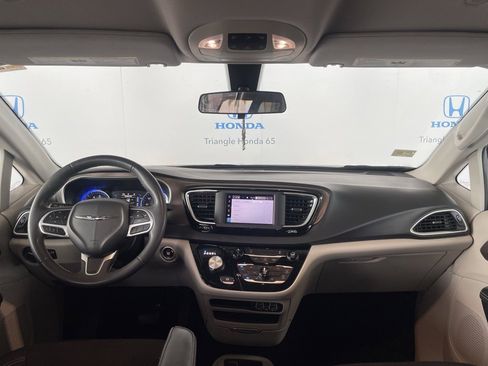 Used 2022 Chrysler Voyager LX image 6