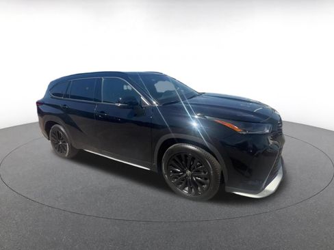 Used 2025 Toyota Highlander XSE AWD/4WD image 2
