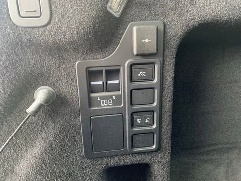 Used 2023 Land Rover Discovery S image 6