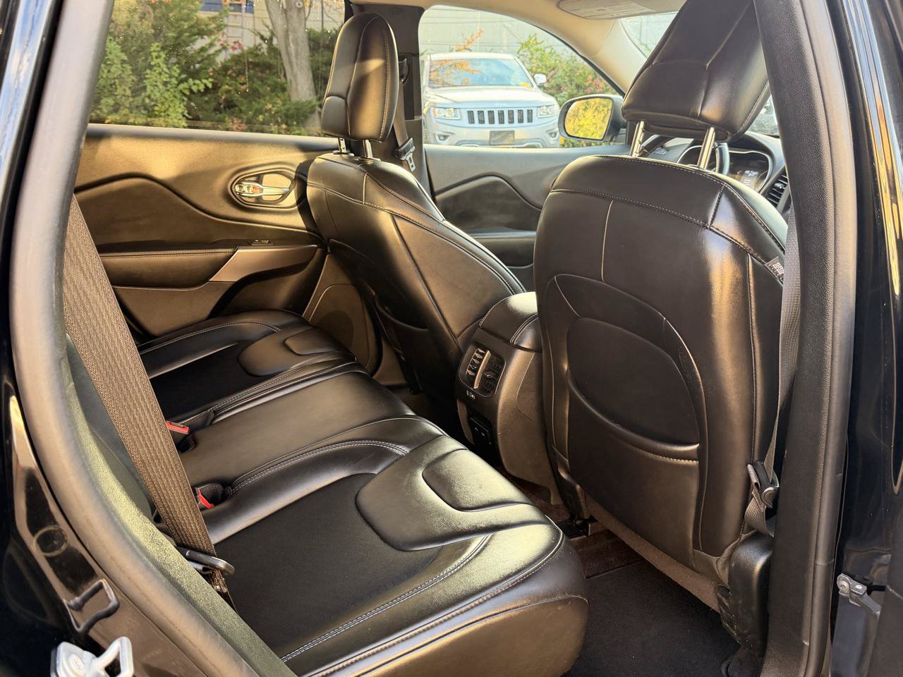 Used 2019 Jeep Cherokee Latitude Plus AWD/4WD image 23
