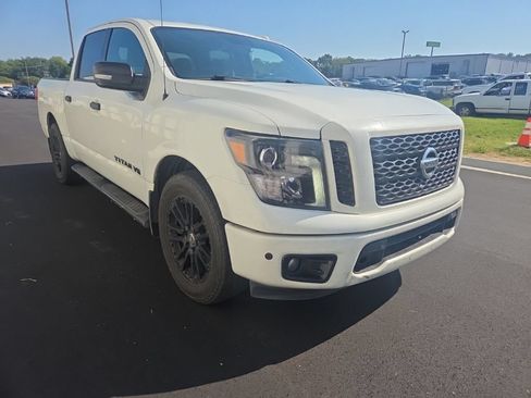 Used 2018 Nissan Titan SV w/ SV Convenience Package RWD image 16