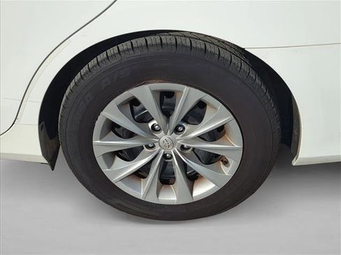 Used 2015 Toyota Camry LE FWD image 6