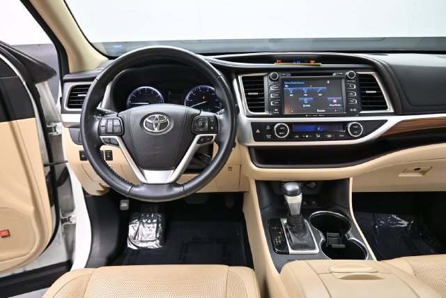 Used 2018 Toyota Highlander Limited AWD/4WD image 19