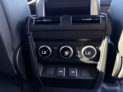 Used 2024 Land Rover Defender 130 X-Dynamic SE image 43