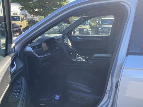 New 2025 Jeep Grand Cherokee Altitude image 15