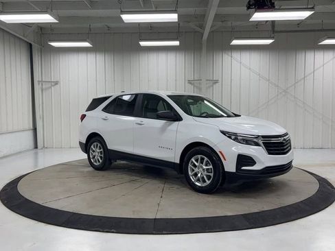 Used 2022 Chevrolet Equinox LS w/ LS Convenience Package image 2