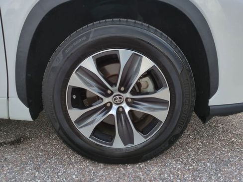 Used 2023 Toyota Highlander XLE FWD image 11