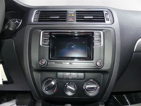 Used 2017 Volkswagen Jetta S image 35