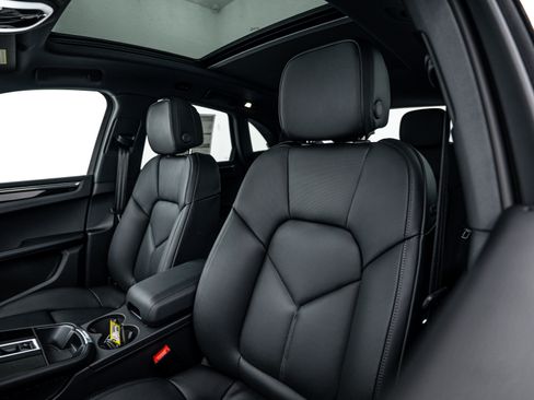 Certified 2026 Porsche Macan AWD/4WD image 21