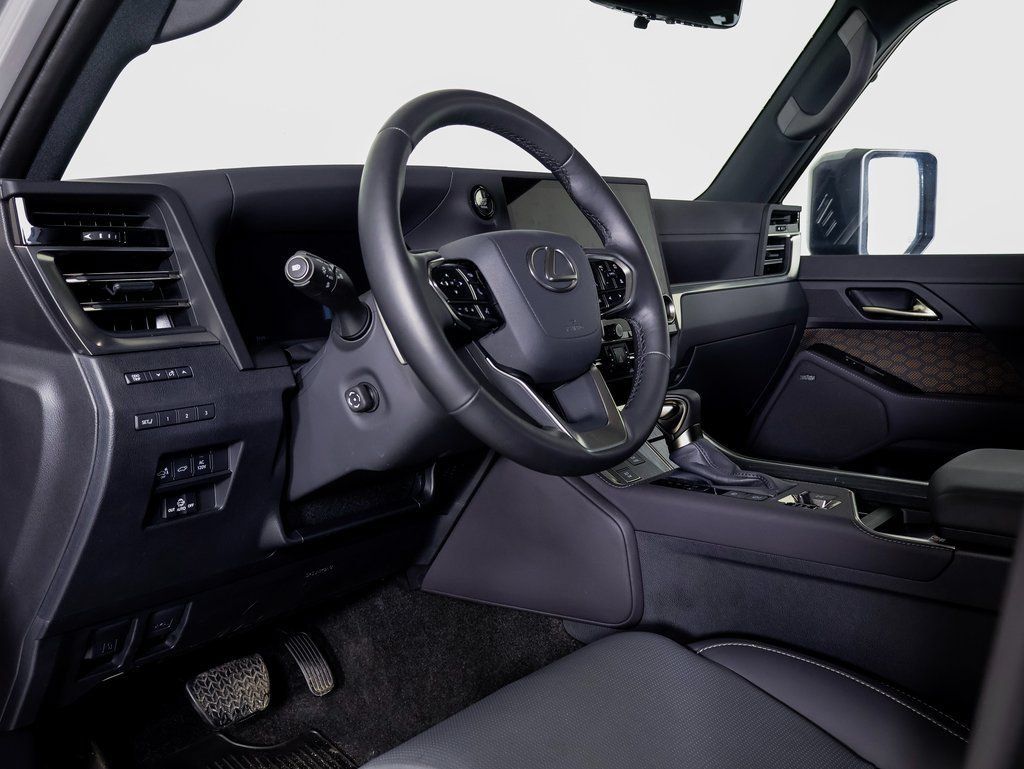 Used 2025 Lexus GX 550 w/ Accessory Package (2T) AWD/4WD image 4