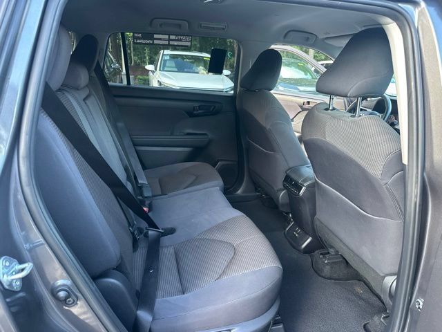 Used 2025 Toyota Highlander LE FWD image 13