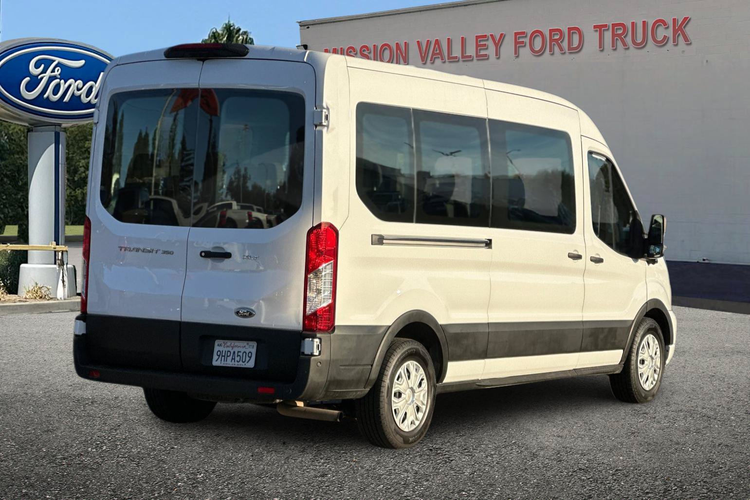 Used 2023 Ford Transit 350 XLT RWD image 4
