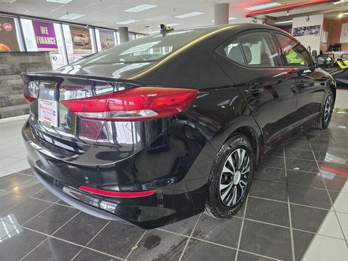 Used 2017 Hyundai Elantra SE image 4