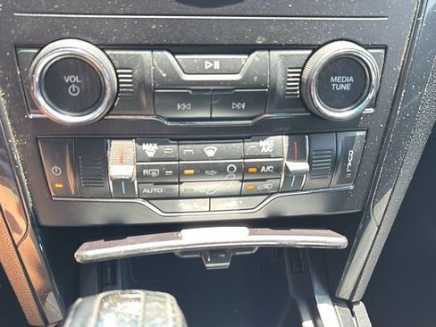 Used 2018 Ford Explorer XLT w/ Equipment Group 201A AWD/4WD image 27