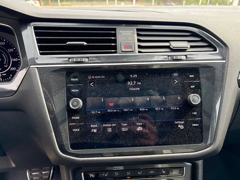 Used 2018 Volkswagen Tiguan SEL Premium w/ R-Line Package FWD image 17