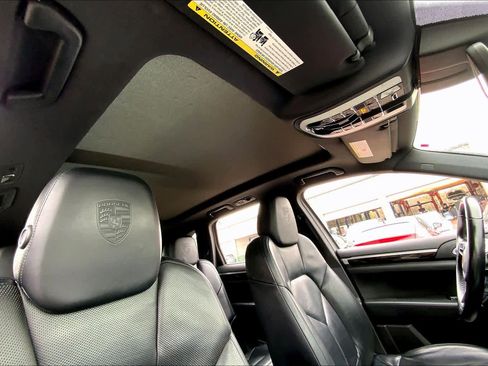 Used 2018 Porsche Cayenne Platinum Edition image 12