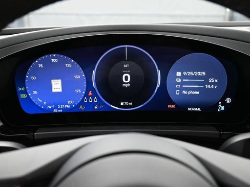 Certified 2025 Porsche Macan 4S Electric AWD/4WD image 19