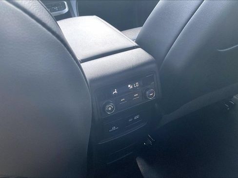 Used 2023 GMC Acadia SLT AWD/4WD image 32