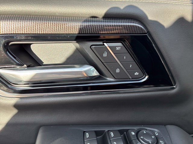 Used 2025 GMC Yukon Elevation w/ LPO, Elevation Black Package AWD/4WD image 8