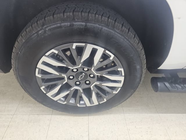 Used 2025 Chevrolet Suburban Z71 AWD/4WD image 24