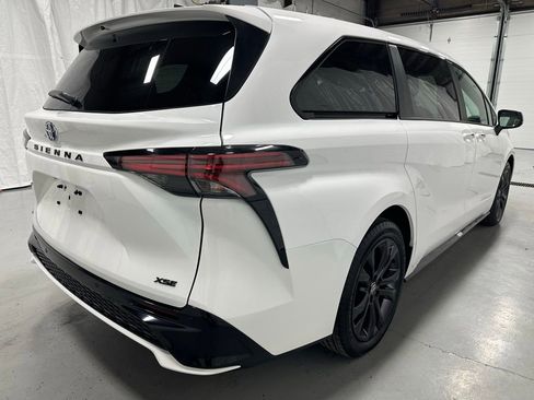 Used 2025 Toyota Sienna XSE image 7