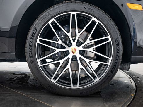 Certified 2026 Porsche Macan AWD/4WD image 11