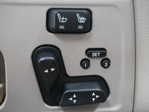 Used 2005 Lincoln Town Car Signature Limited image 11