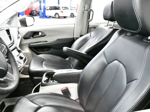 Used 2023 Chrysler Pacifica Touring-L FWD image 9