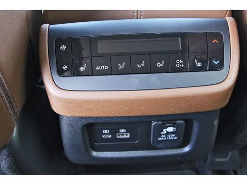 Used 2024 Nissan Pathfinder Platinum FWD image 18