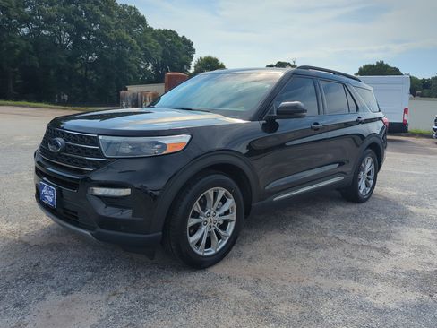 Certified 2023 Ford Explorer XLT w/ Equipment Group 202A RWD image 6
