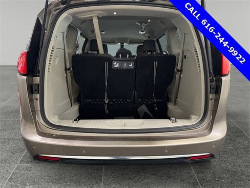 Used 2017 Chrysler Pacifica Touring-L w/ Tire & Wheel Group image 13
