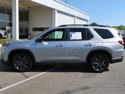 Used 2025 Honda Pilot Sport image 7