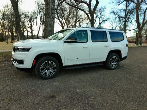 Used 2024 Jeep Wagoneer Series II image 4