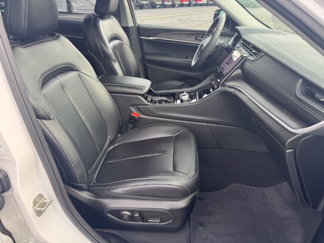 Used 2023 Jeep Grand Cherokee Limited w/ Black Appearance Package AWD/4WD image 14
