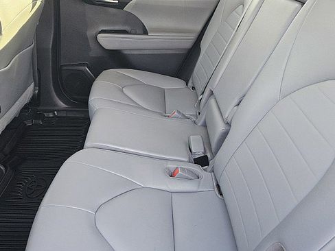 Used 2022 Toyota Highlander XLE image 8