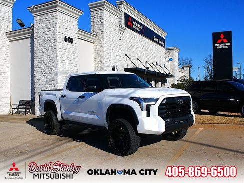 Used 2022 Toyota Tundra SR5 w/ SR5 Convenience Package image 1
