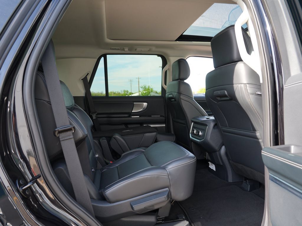 Used 2025 Ford Expedition Platinum AWD/4WD image 29