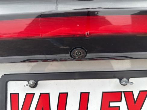 Used 2025 Chrysler Pacifica Limited image 6