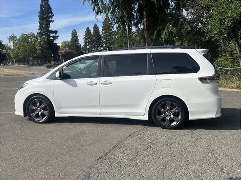 Used 2015 Toyota Sienna SE Premium FWD image 4