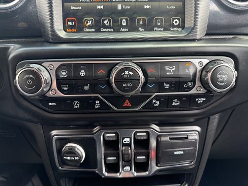 Used 2022 Jeep Wrangler Unlimited Sahara AWD/4WD image 19