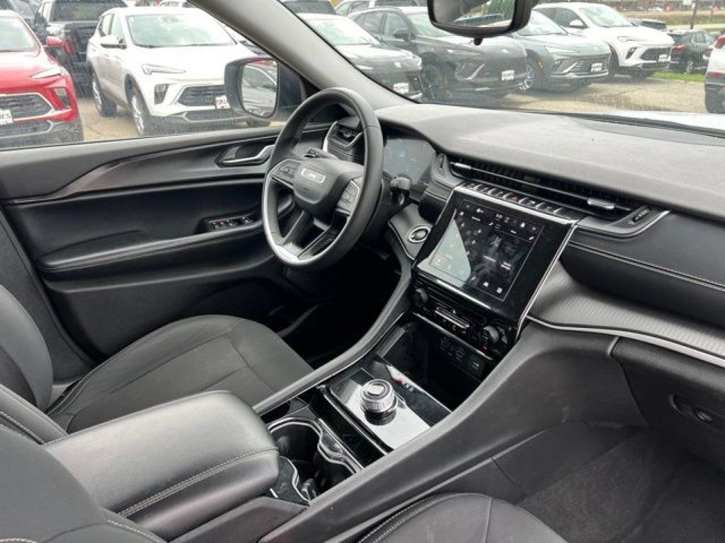 Used 2023 Jeep Grand Cherokee L Laredo AWD/4WD image 39