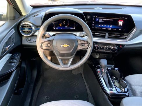 Used 2025 Chevrolet Trax LT image 6