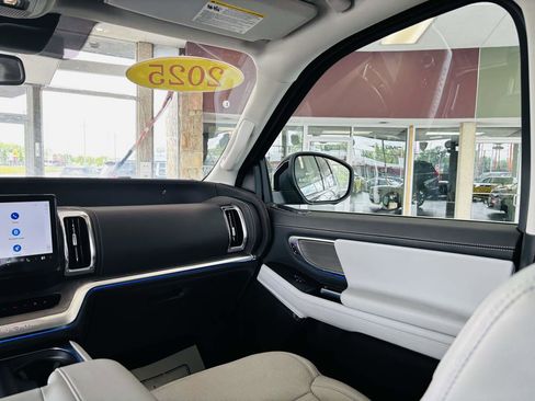 Used 2025 Ford Expedition Platinum w/ Driver's Package AWD/4WD image 40