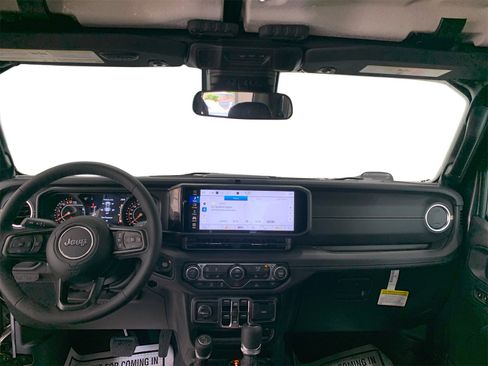 Used 2025 Jeep Gladiator Sport image 18