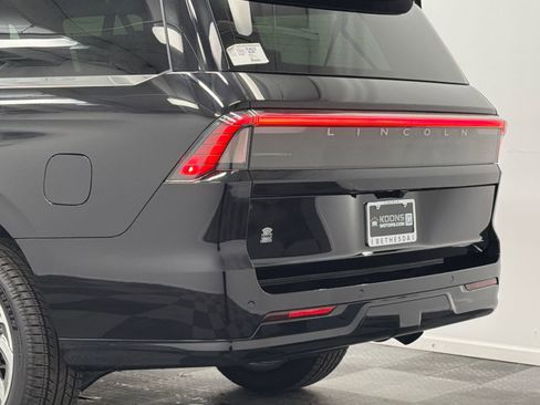 New 2026 Lincoln Navigator L Premier AWD/4WD image 7
