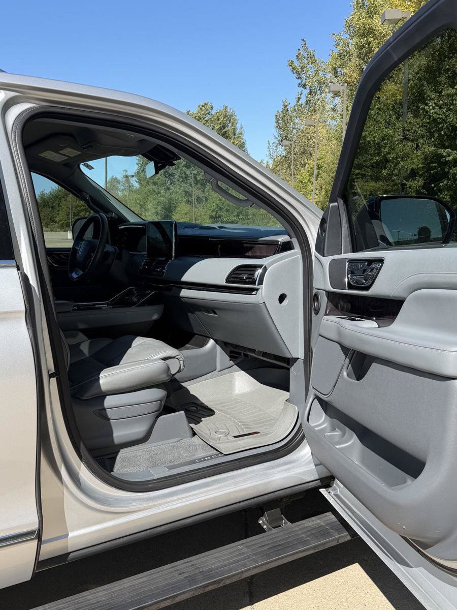 Used 2019 Lincoln Navigator L Select w/ Cargo Package AWD/4WD image 22